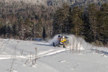 Kar motosikletinde bir atlet