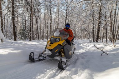 Kar motosikletinde bir atlet