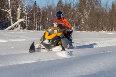 Kar motosikletinde bir atlet