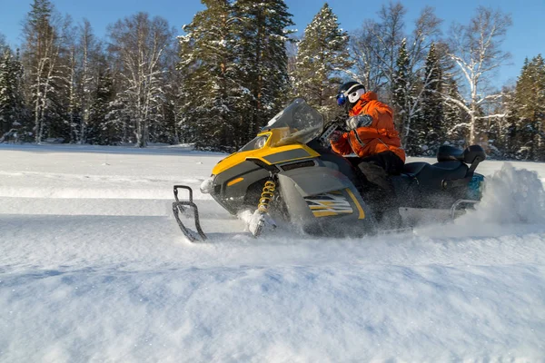 Kar motosikletinde bir atlet