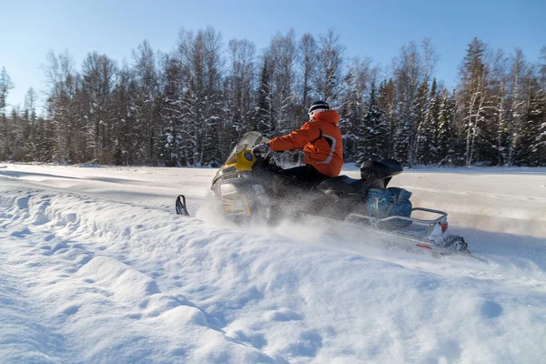 Sportler auf einem Schneemobil — Stockfoto