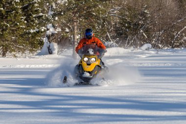 Kar motosikletinde bir atlet