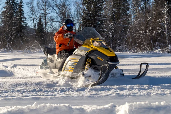 Idrottare på snöskoter — Stockfoto