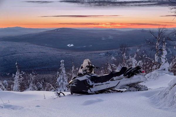 Moto de nieve en la montaña . —  Fotos de Stock