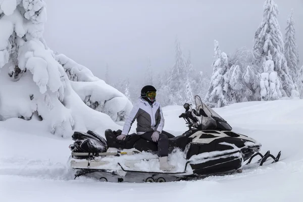Kadın üzerinde bir kar arabası — Stok fotoğraf