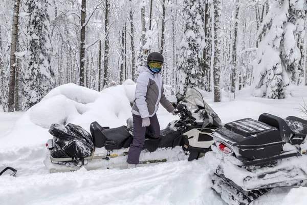 Kobieta na skuterach śnieżnych — Zdjęcie stockowe