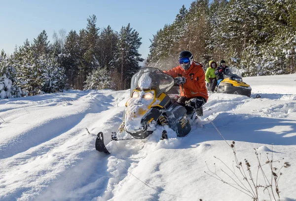 Idrottare på snöskoter — Stockfoto