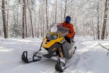 Kar motosikletinde bir atlet