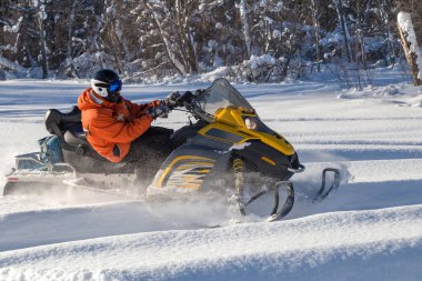 Kar motosikletinde bir atlet