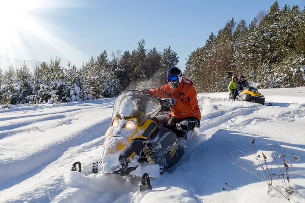 Atleta en una moto de nieve —  Fotos de Stock