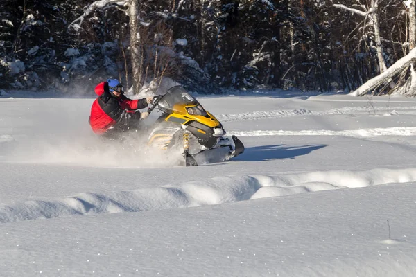 Atleta en una moto de nieve — Foto de Stock
