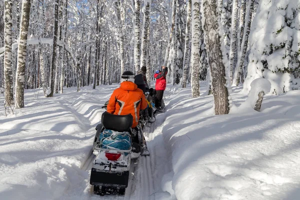 Atletas em um snowmobile — Fotografia de Stock