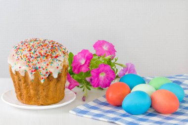 Boyalı yumurta Paskalya tablo.