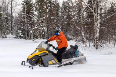 Kar motosikletinde bir atlet.