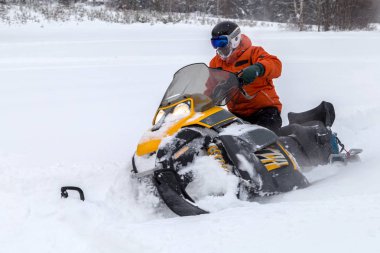 Kar motosikletinde bir atlet.