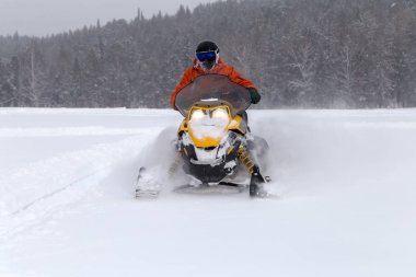 Kar motosikletinde bir atlet.