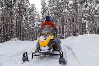 Kar motosikletinde bir atlet.