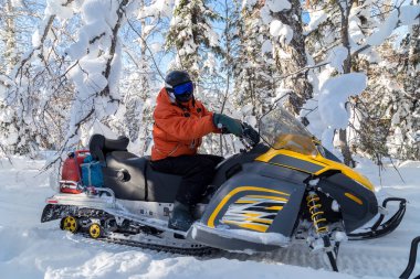 Kar motosikletinde bir atlet.