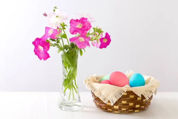 Mesa de Pascua con huevos teñidos . — Foto de Stock