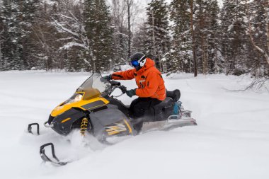 Kar motosikletinde bir atlet.