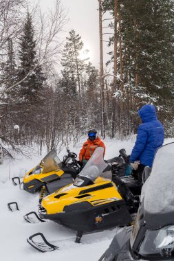 Kar motosikletleri üzerinde yürümek