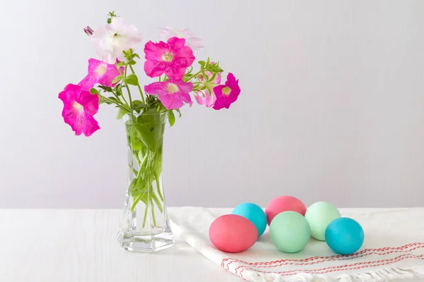 Mesa de Pascua con huevos teñidos . — Foto de Stock
