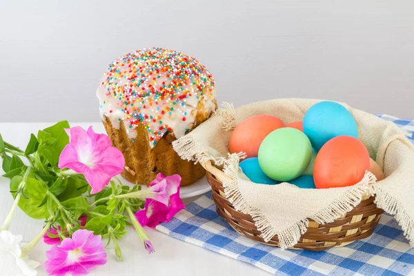 Velikonoční stůl s barvená vejce. — Stock fotografie