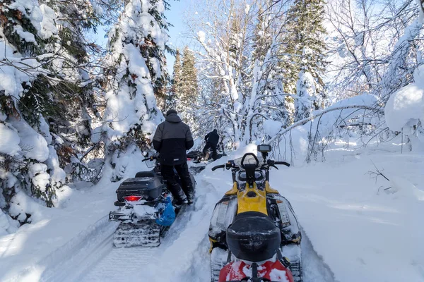 Atletas em um snowmobile — Fotografia de Stock