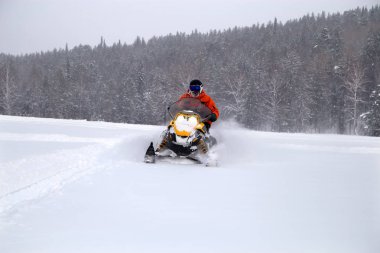 Kar motosikletinde bir atlet