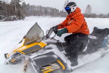 Kar motosikletinde bir atlet