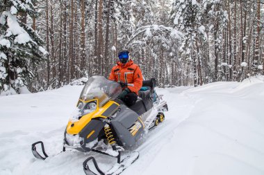 Kar motosikletinde bir atlet