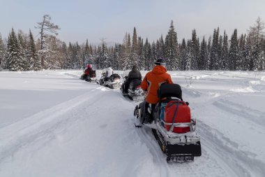 Sporcular üzerinde bir kar arabası