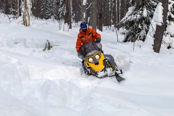 Atleta en una moto de nieve — Foto de Stock
