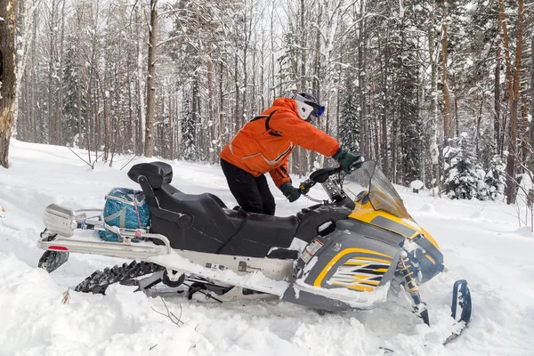 Atleta em uma moto de neve — Fotografia de Stock