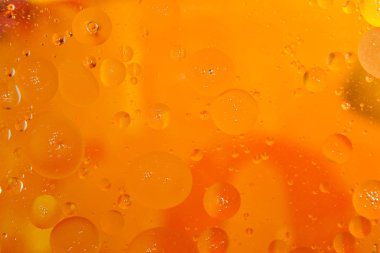 Suda daireler çizer