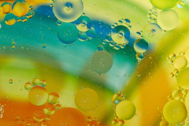 Suda daireler çizer