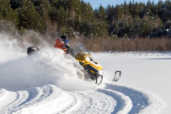 Atleta en una moto de nieve —  Fotos de Stock