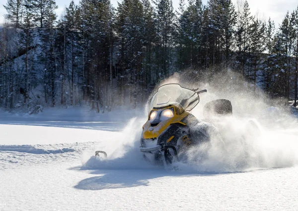 Atleta en una moto de nieve — Foto de Stock