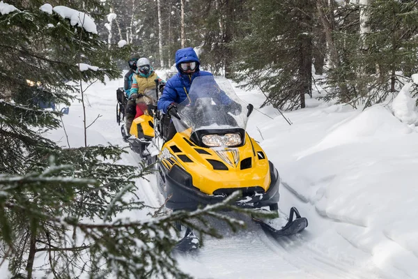 Idrottare på snöskoter — Stockfoto