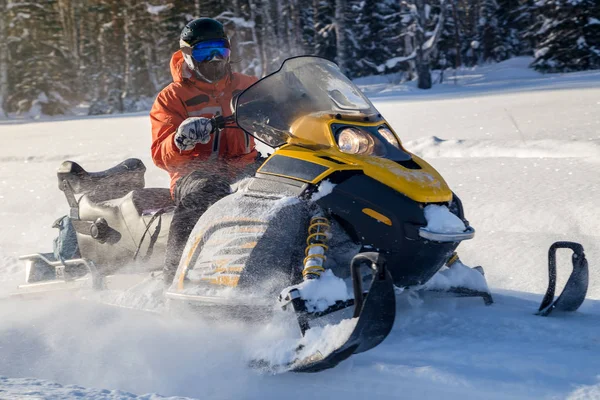 Sportler auf einem Schneemobil — Stockfoto