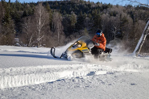 Atleta en una moto de nieve —  Fotos de Stock