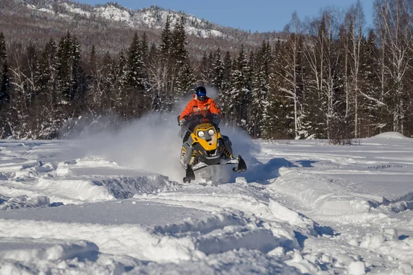Sportler auf einem Schneemobil — Stockfoto