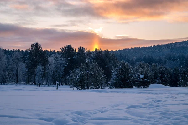 Zonsopgang in de bergen. — Gratis stockfoto