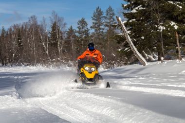 Kar motosikletinde bir atlet