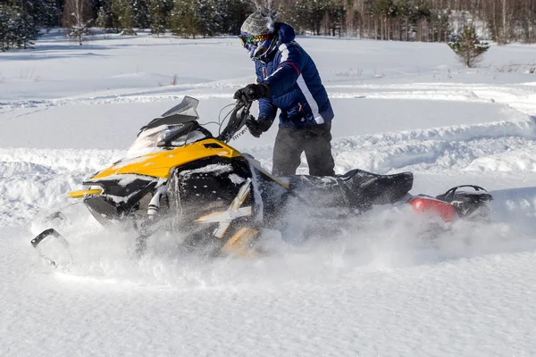 Atleta em uma moto de neve — Fotografia de Stock