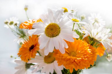 Bir buket çiçek ile görüntü.