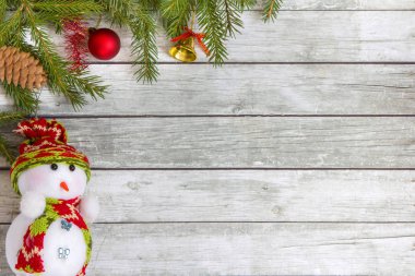 Yılbaşı süsleri çam dalları.