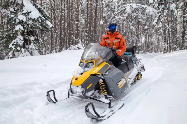 Atleta em uma moto de neve — Fotografia de Stock