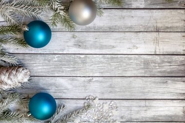 Yılbaşı süsleri çam dalları.