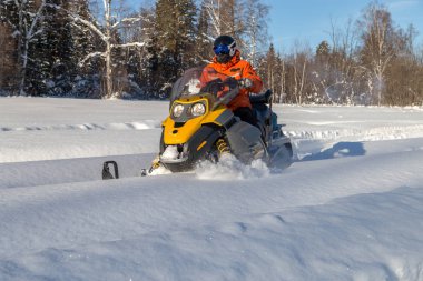 Kar motosikletinde bir atlet